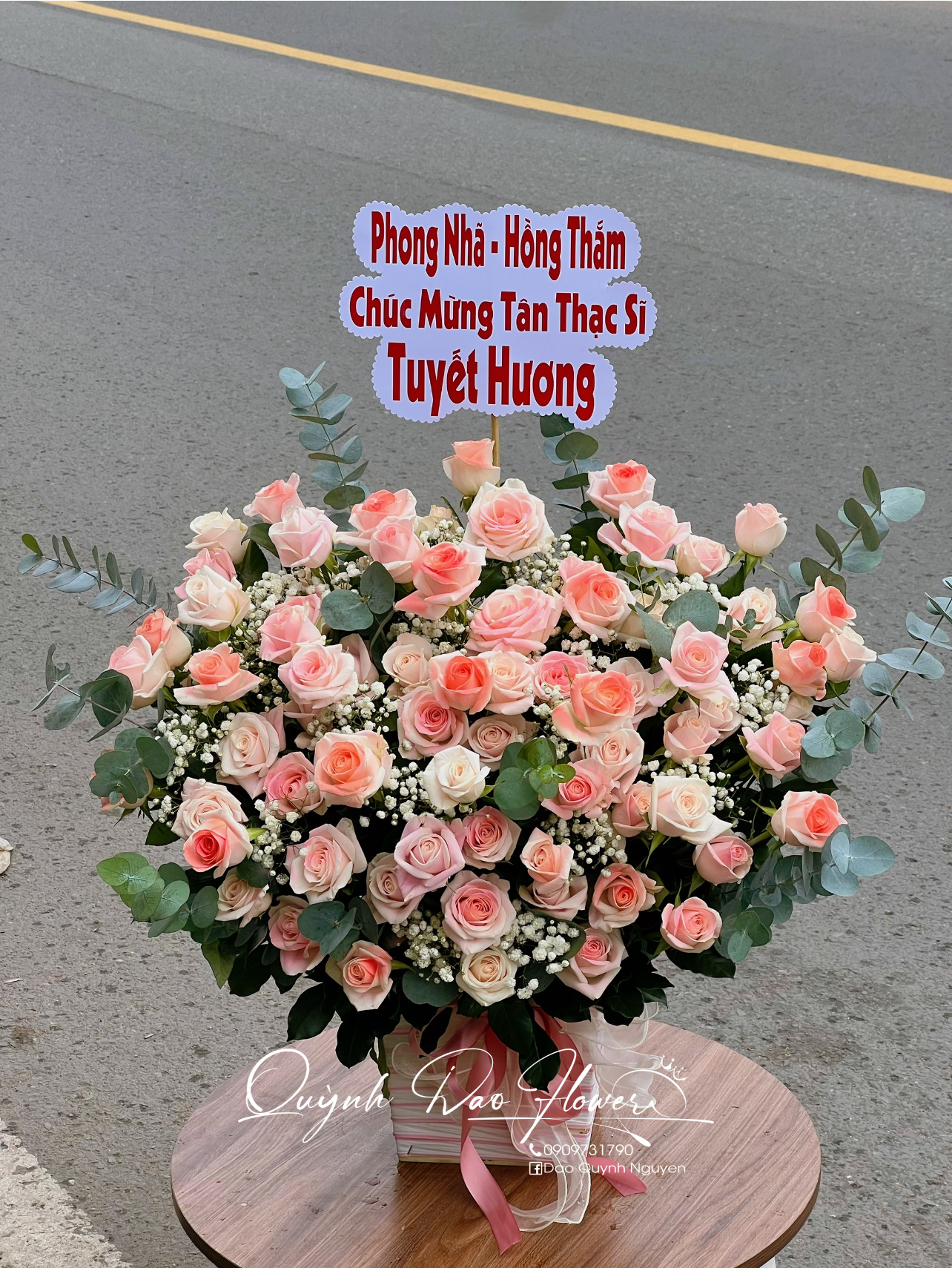 Giỏ hoa hồng tặng tốt nghiệp 