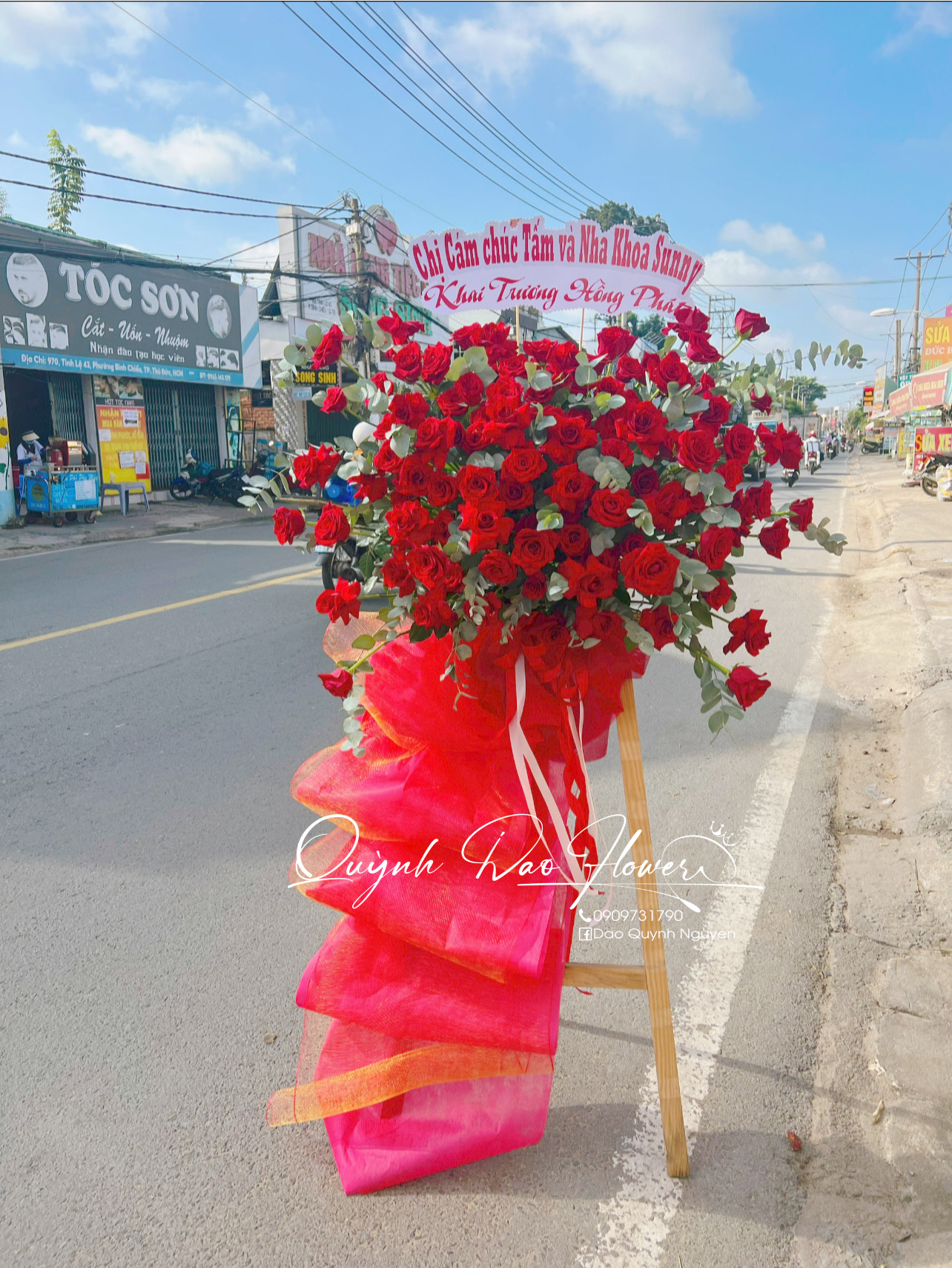Kệ khai trương tone đỏ hiện đại 