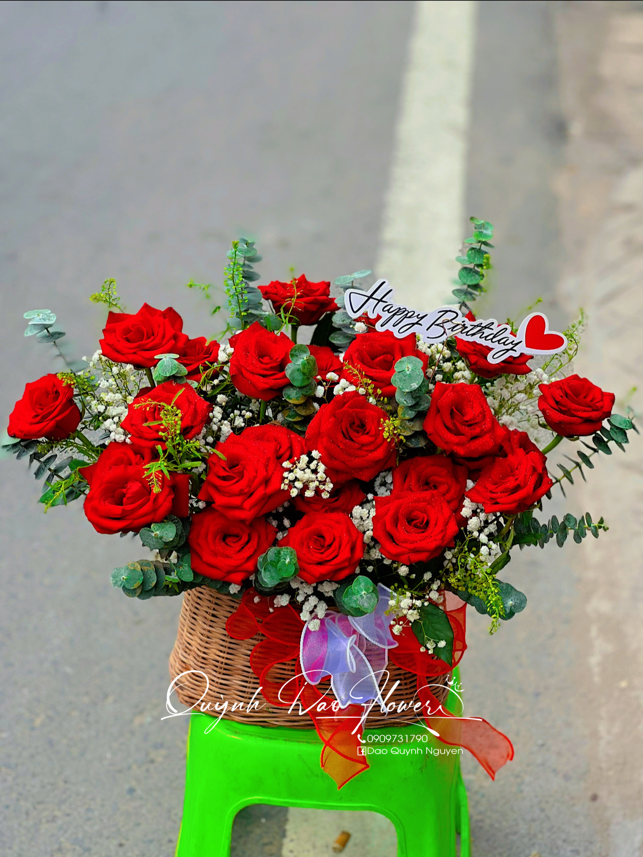 Giỏ hoa hồng đỏ nhỏ xinh