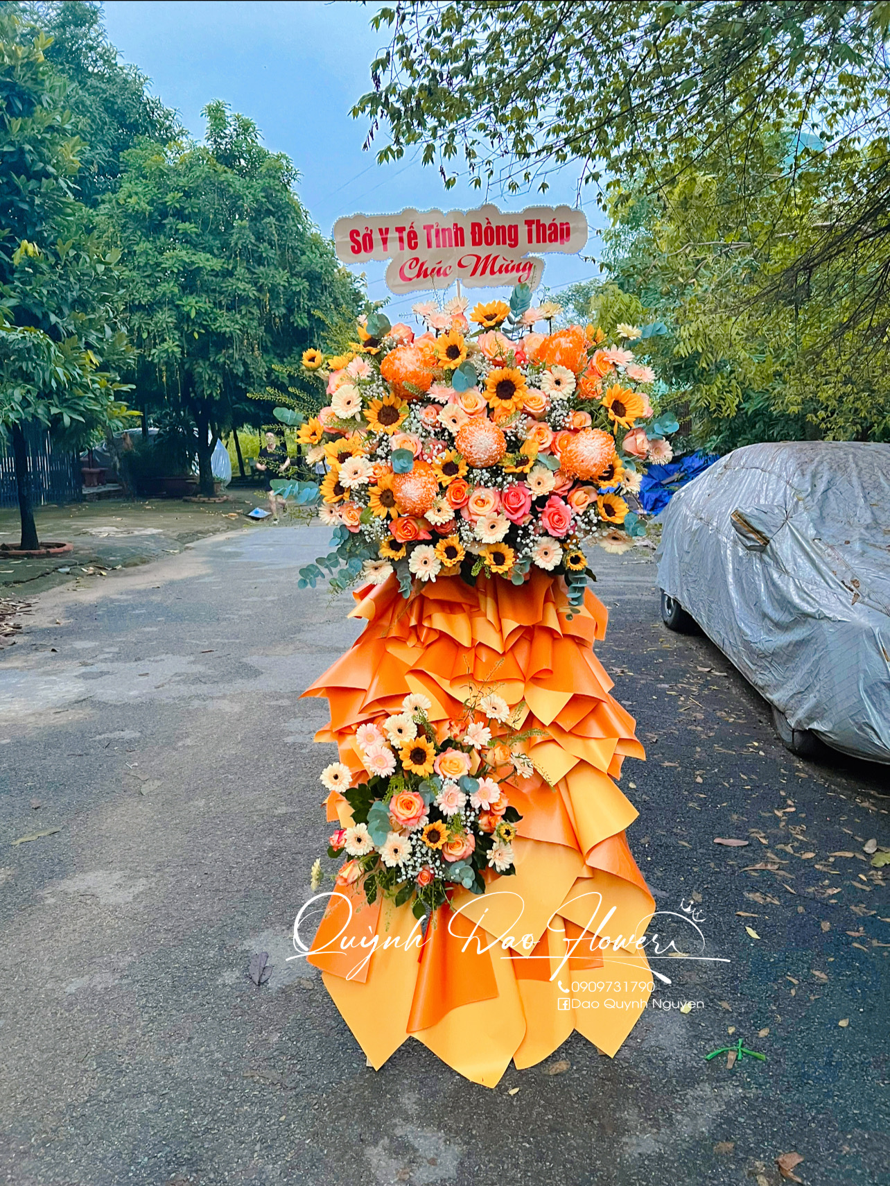 Kệ khai trương tone vàng cam to đẹp 