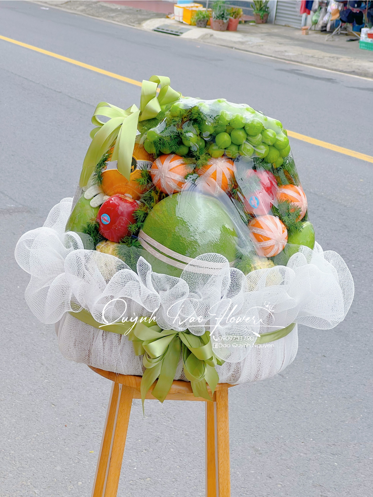 Giỏ trái cây to viếng bà