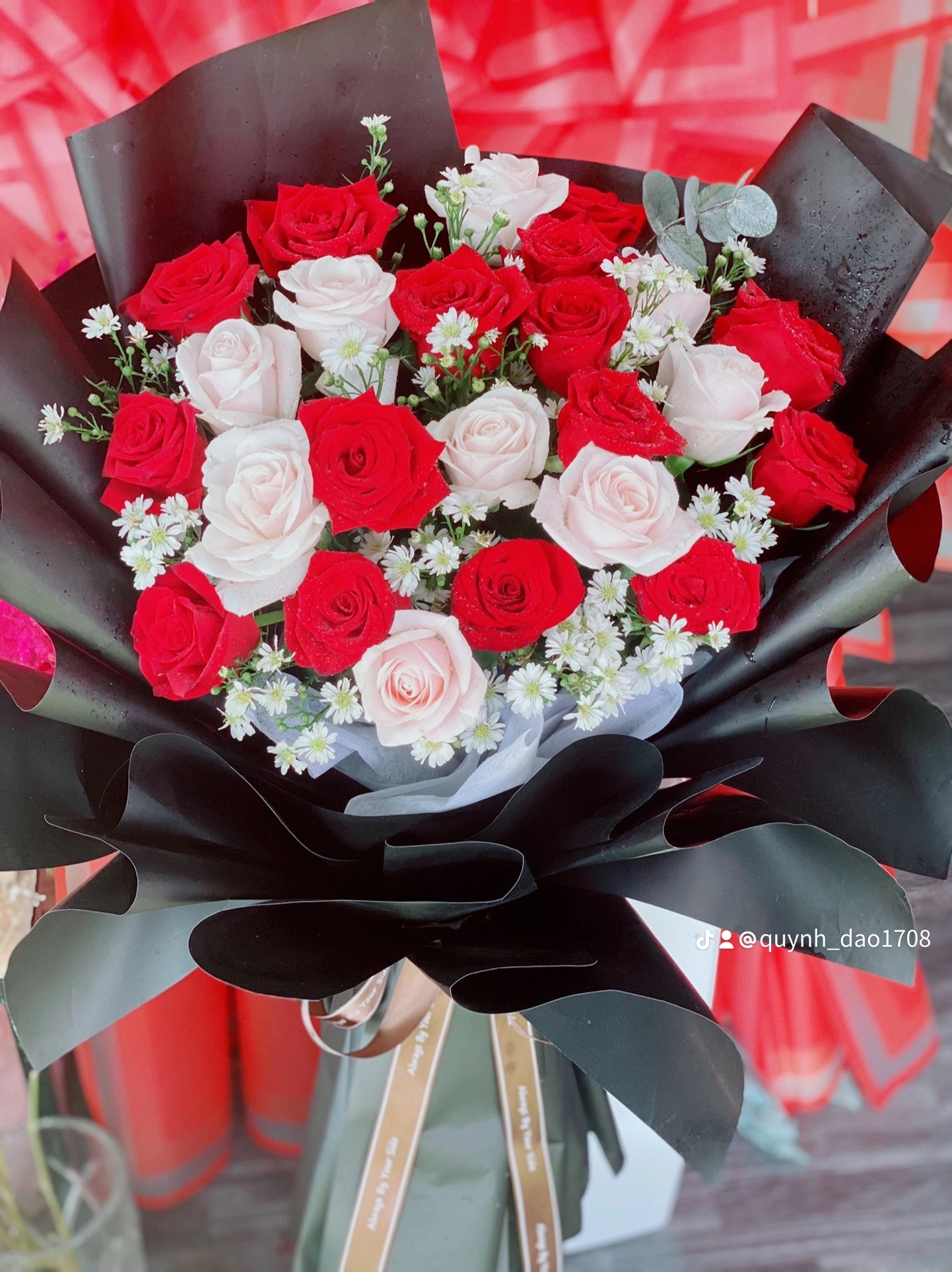 Bó hoa Hồng đỏ phối kem