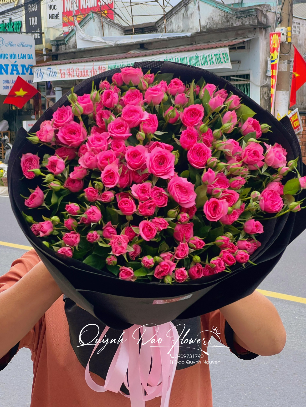 Bó hoa hồng Sophia giấy đen 