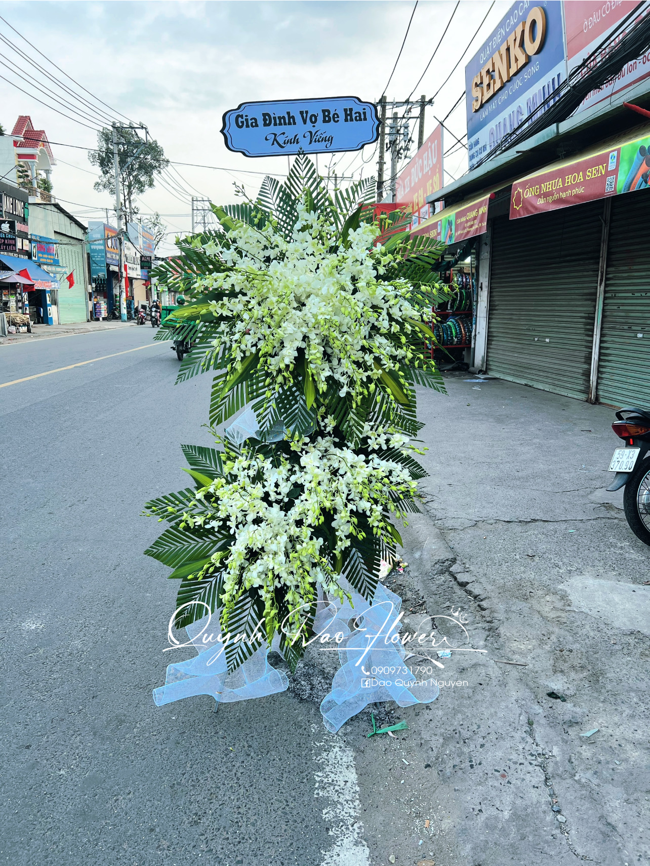 Kệ viếng lan trắng 3 tầng