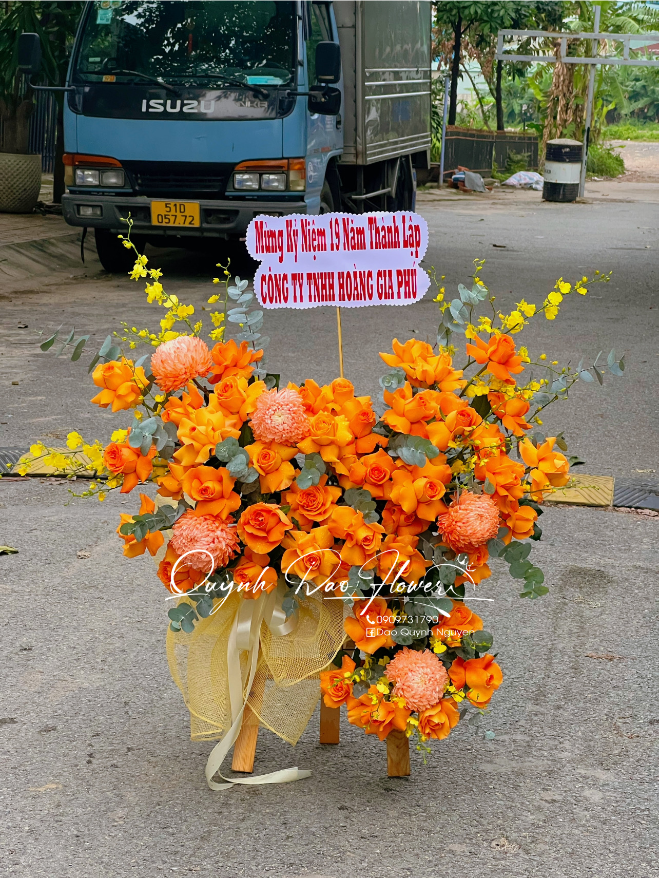 Kệ khai trương màu cam mix cúc mẫu đơn