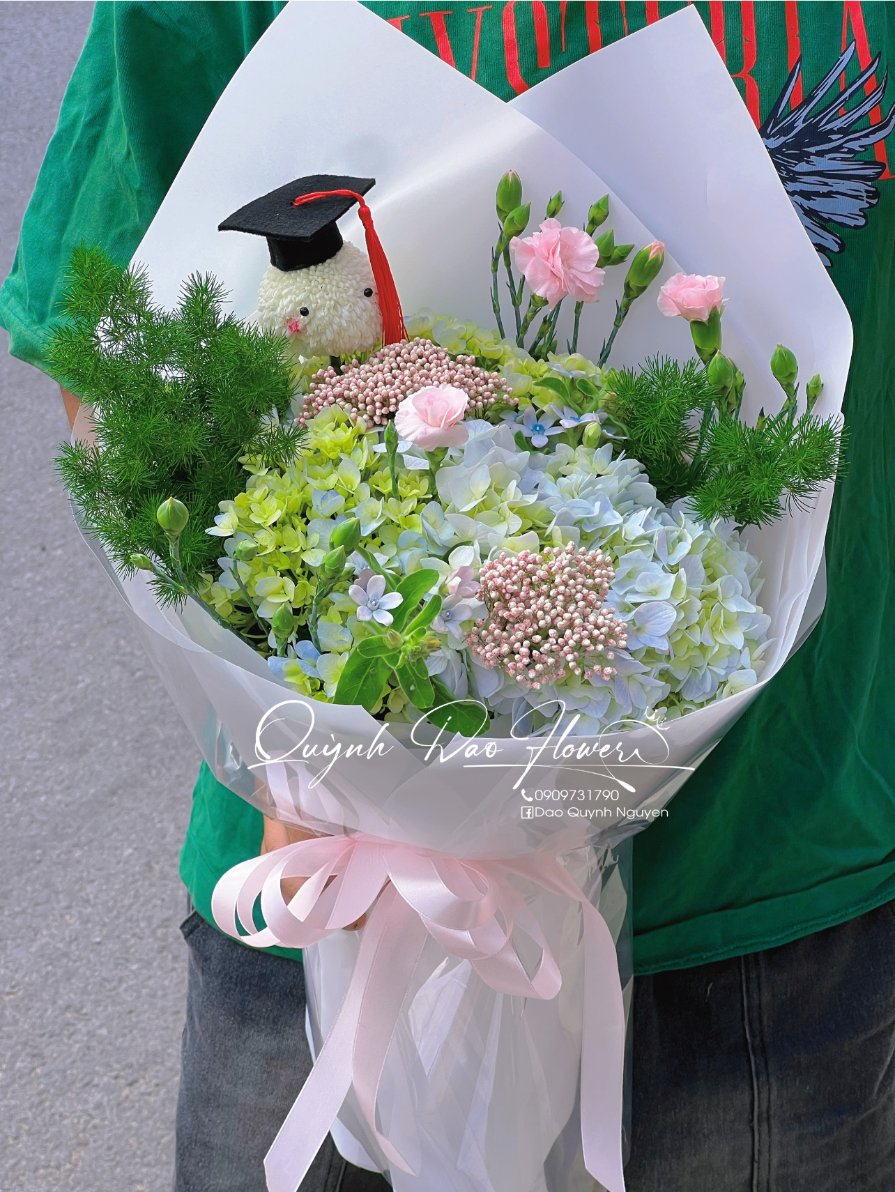Hoa tốt nghiệp đại học , cao đẳng thủ Đức 