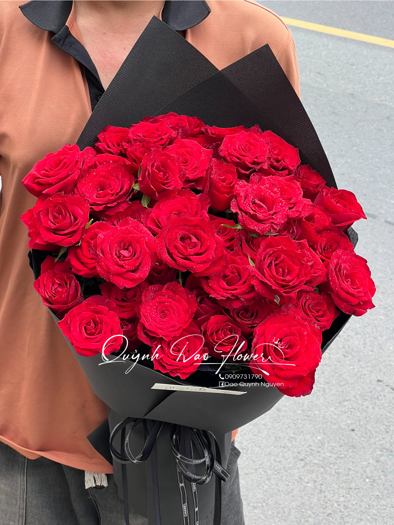 Bó hoa đỏ ốc quế 