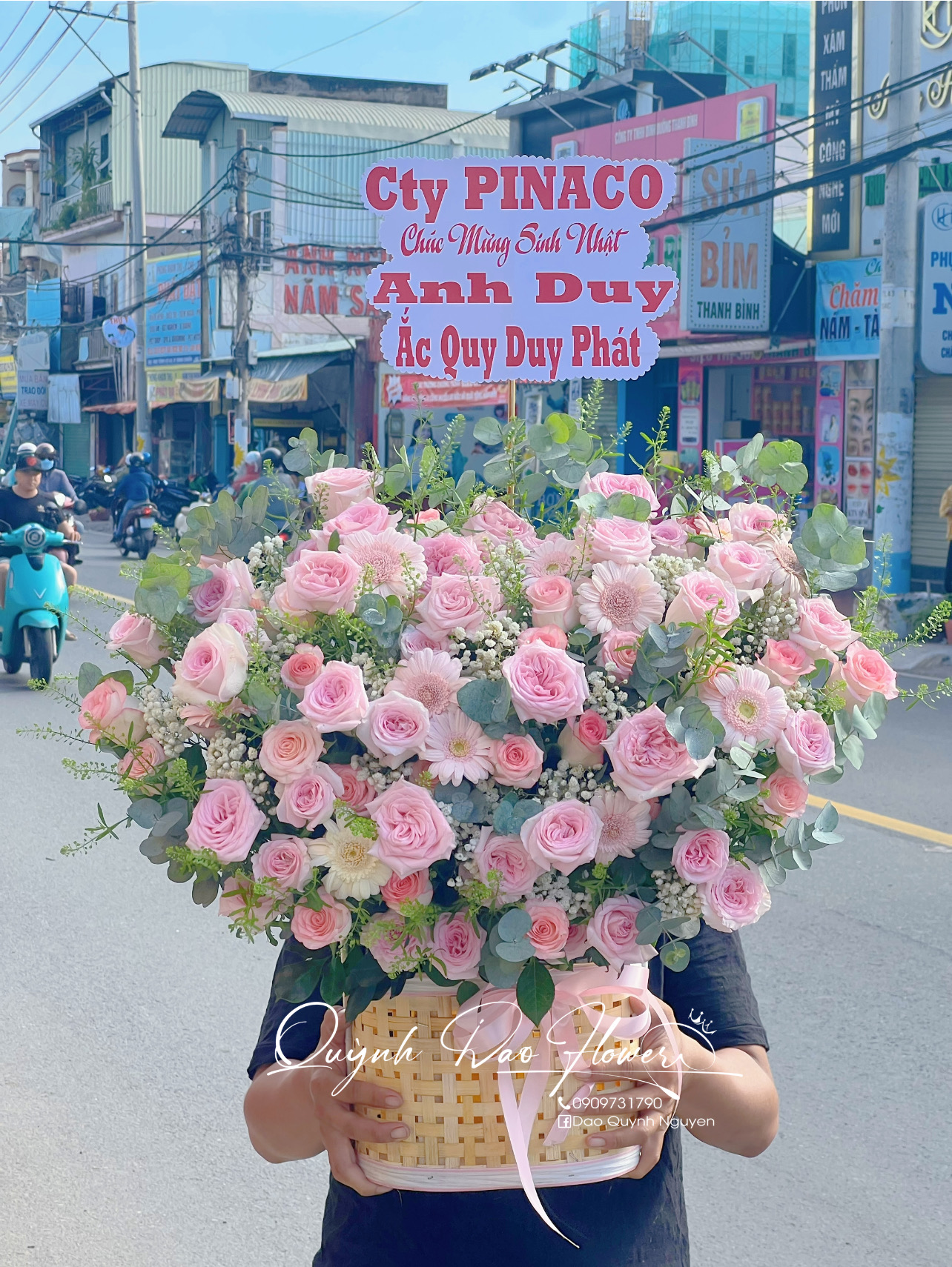 Giỏ hoa hồng khổng lồ Hóc môn 