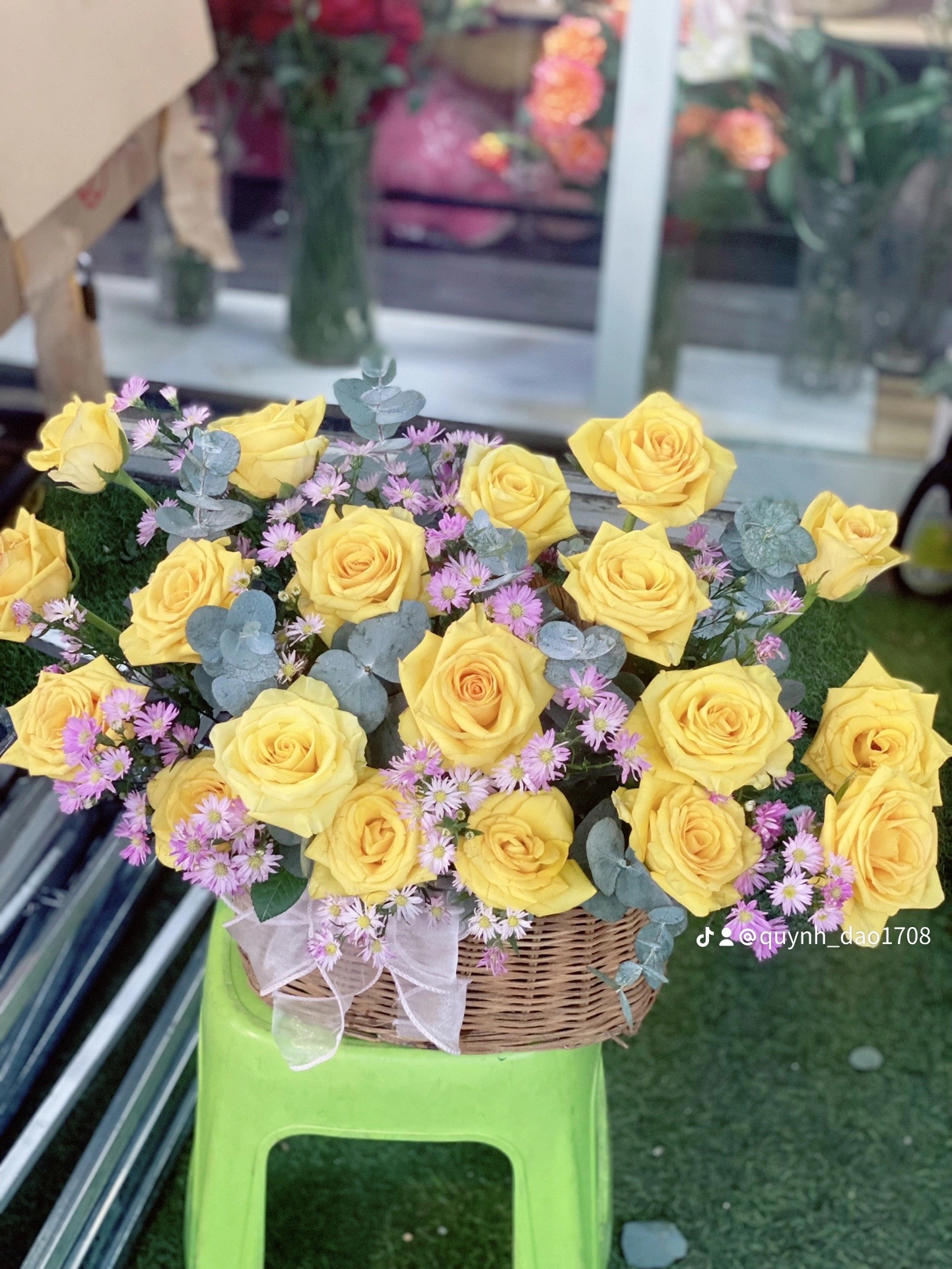 Giỏ hoa màu vàng tặng sinh nhật 