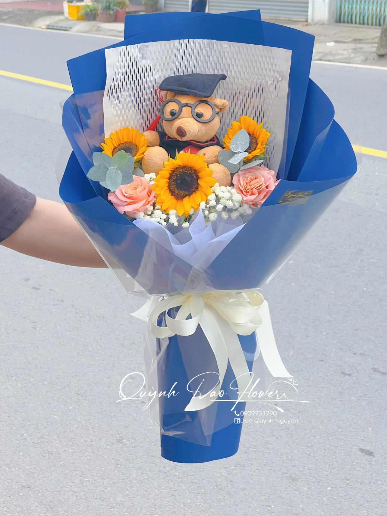 Hoa tốt nghiệp quận 12