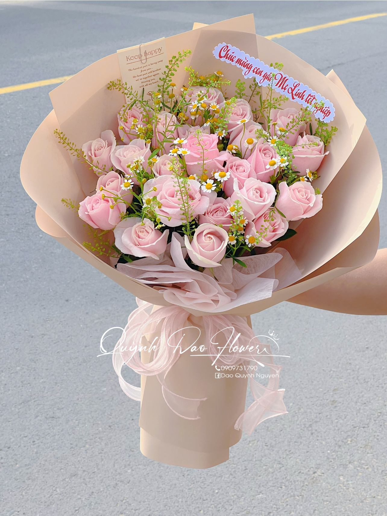 Bó hoa hồng dâu gần làng đại học 