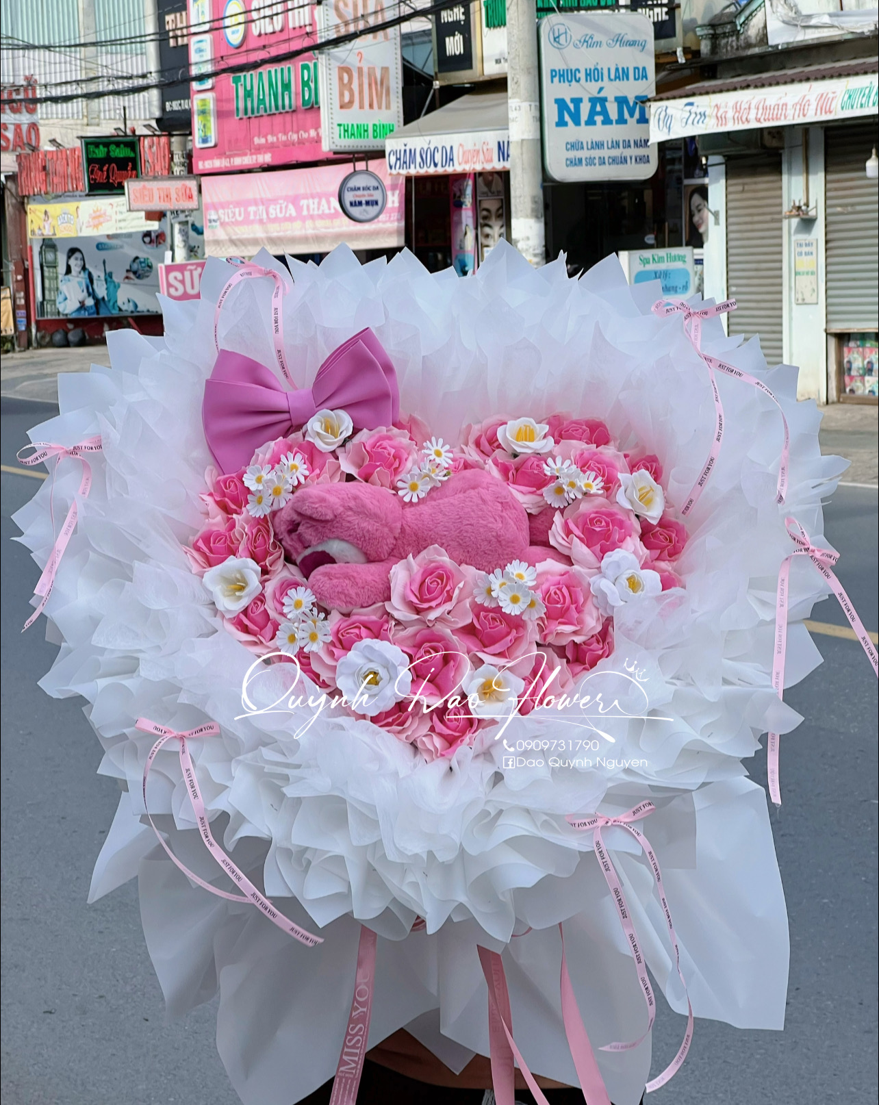 Bó hoa sáp trái tim kèm gấu dâu
