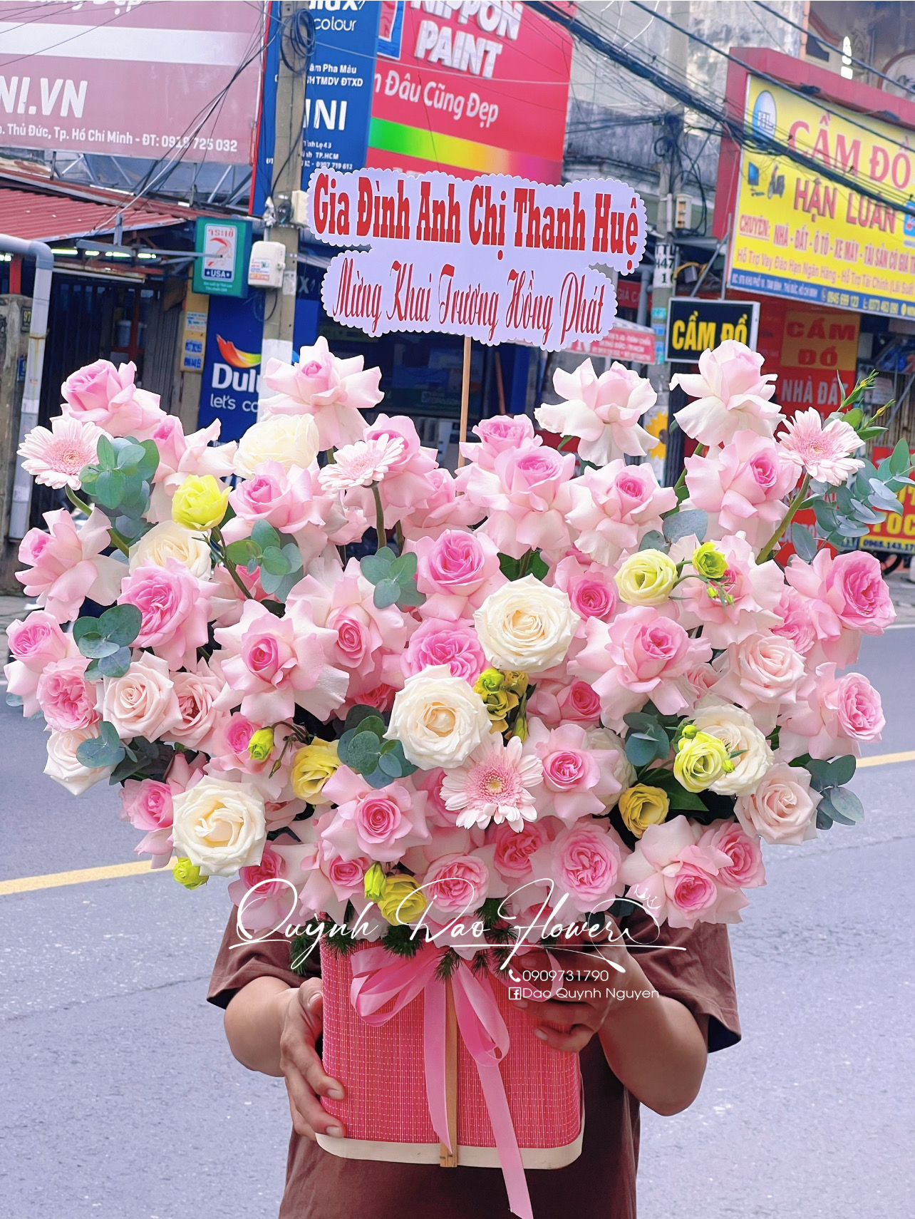 Giỏ hoa khổng lồ dĩ an
