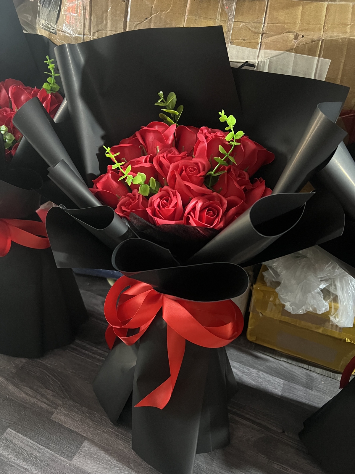 Bó hoa sáp giấy đen 15 bông