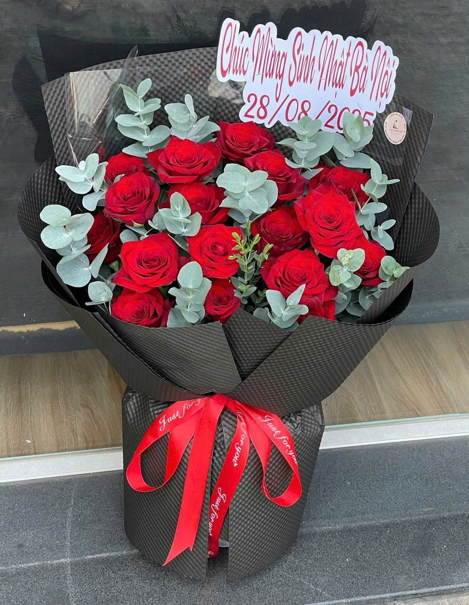 Hoa đỏ giấy đen đẹp 