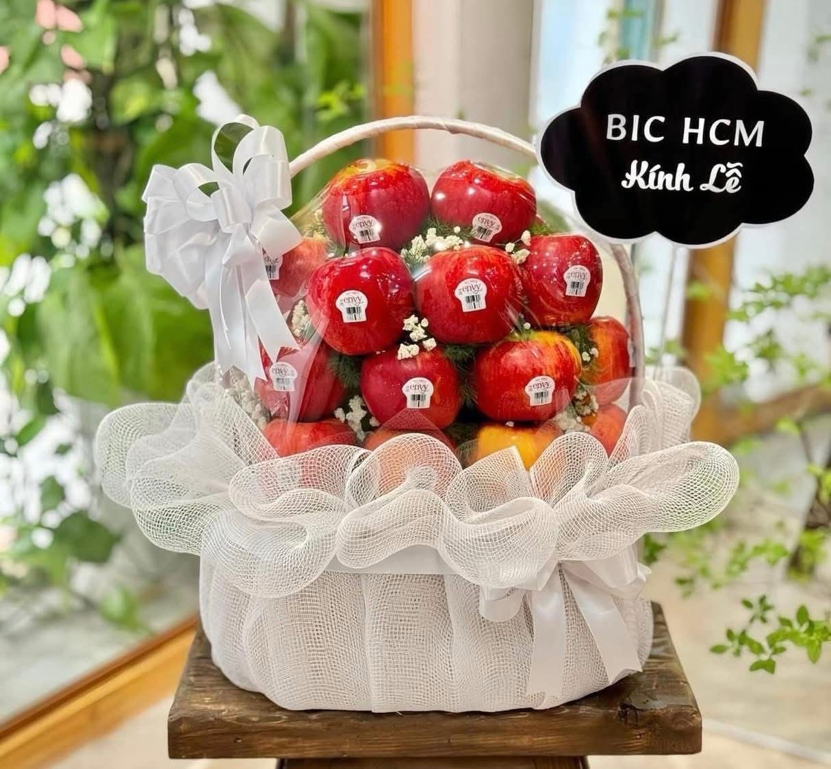 Giỏ trái cây táo kính viếng 