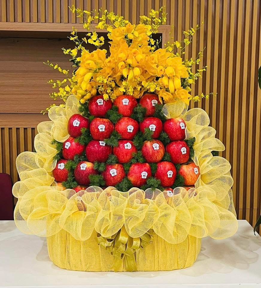 Giỏ trái cây táo kính lễ