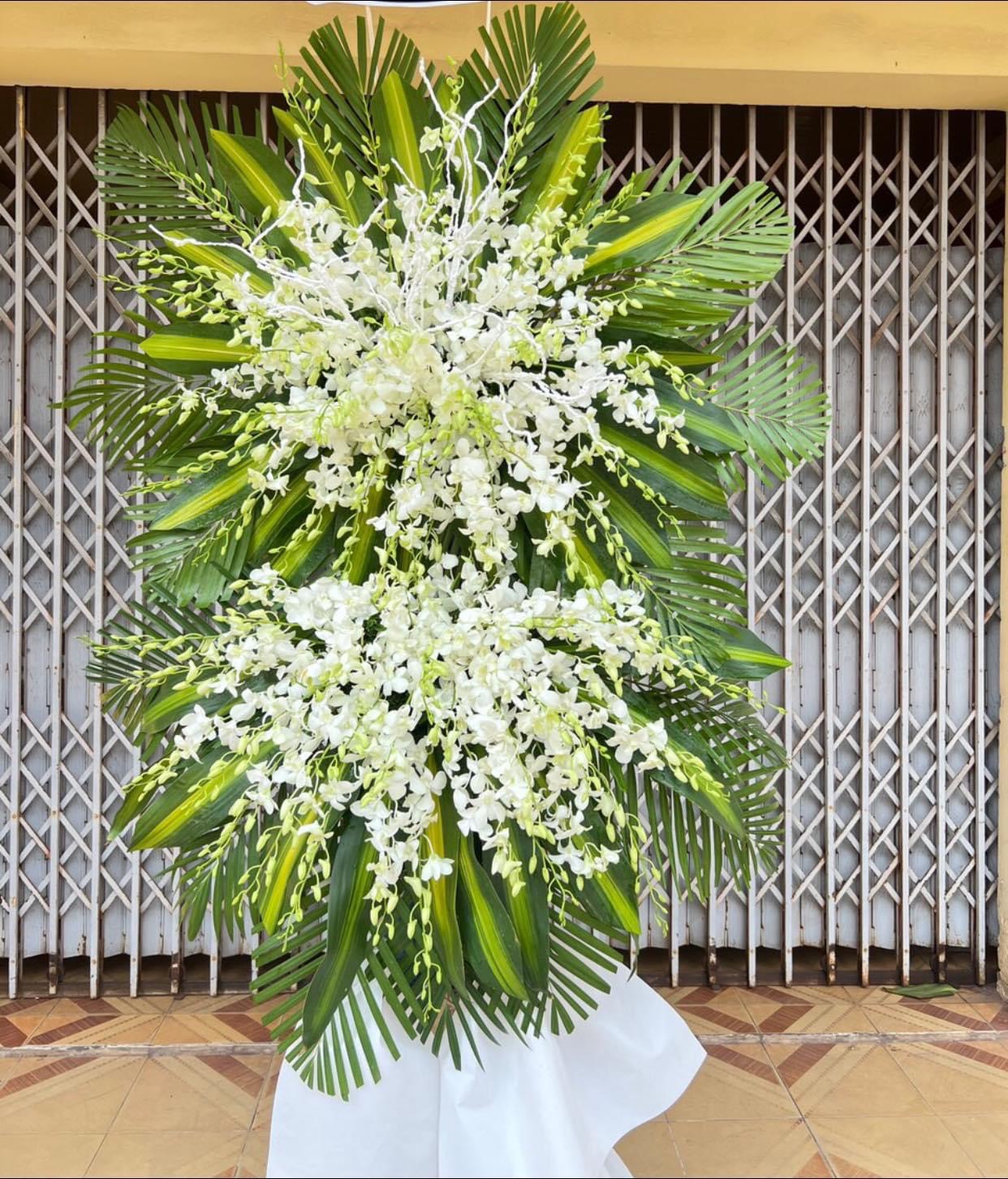 Kệ viếng hoa lan trắng tại HCM