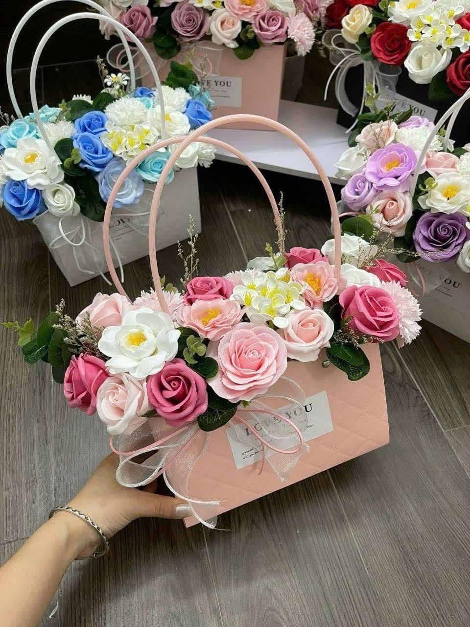 Giỏ hoa sáp mix màu hồng 