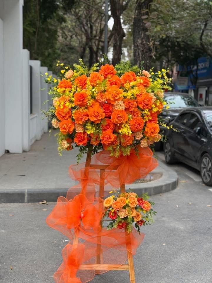 Kệ hoa khai trương màu cam hiện đại 
