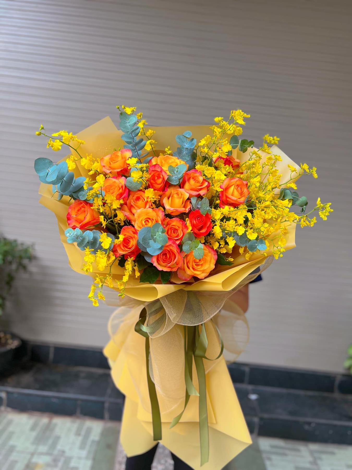 Bó hoa Hồng cam mix lan vàng 