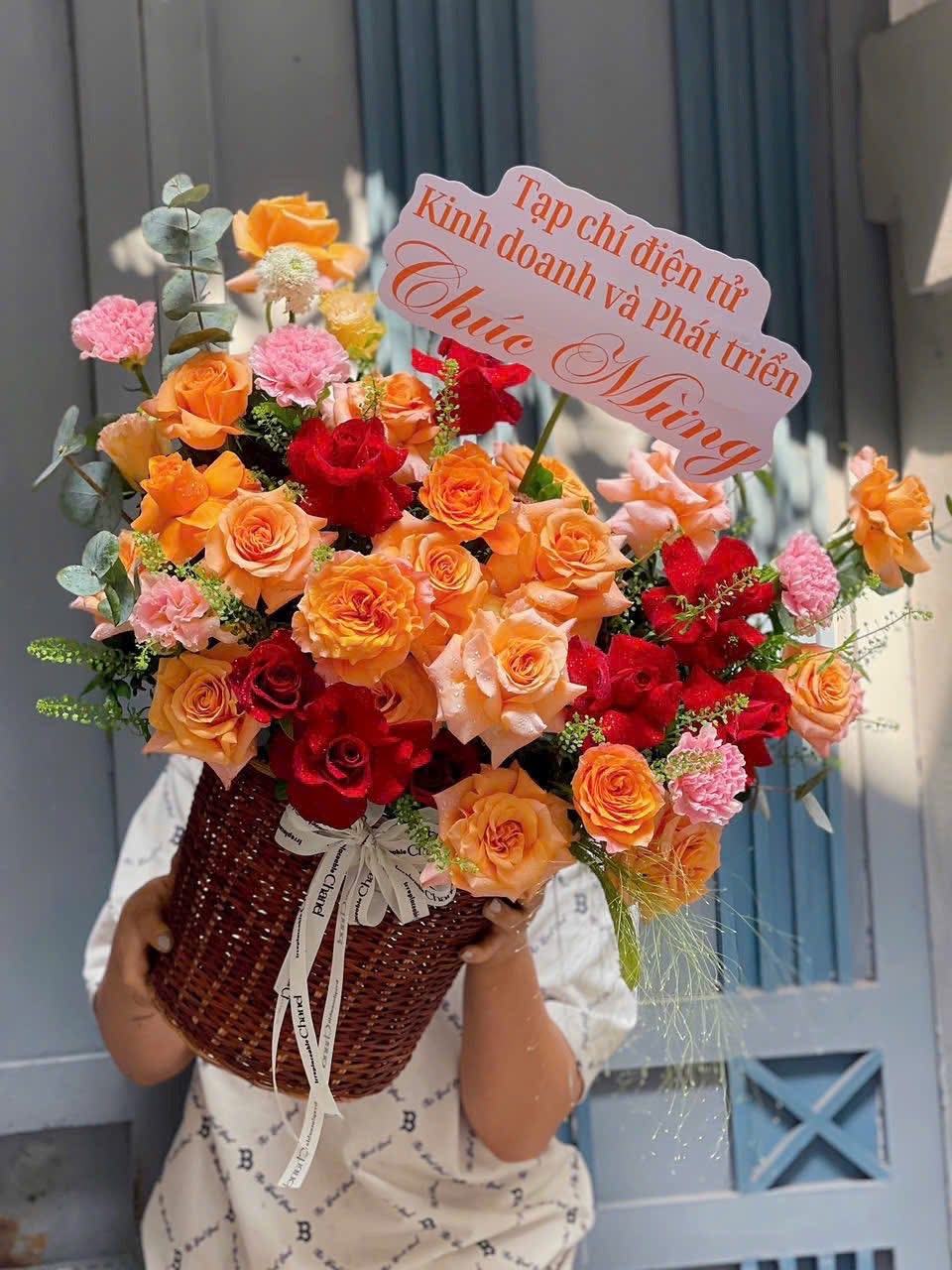 Giỏ hoa mây tone đỏ cam