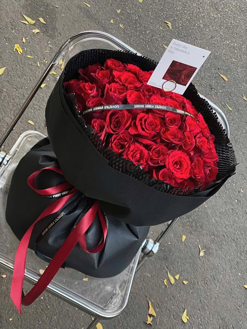 Bó hoa hồng đỏ đen kiểu Hàn