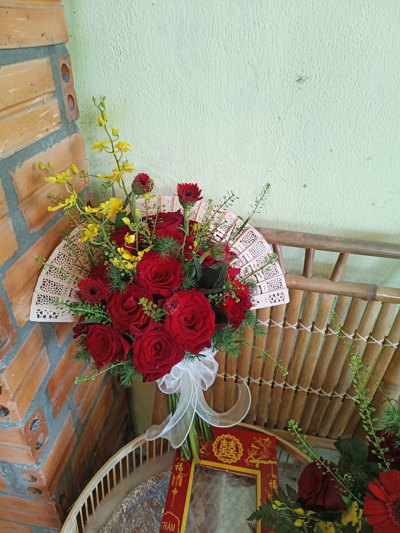 Bó hoa cưới kèm quạt gỗ