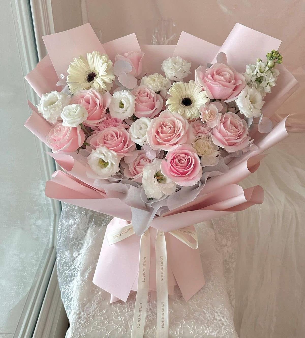 Bó hoa trắng hồng