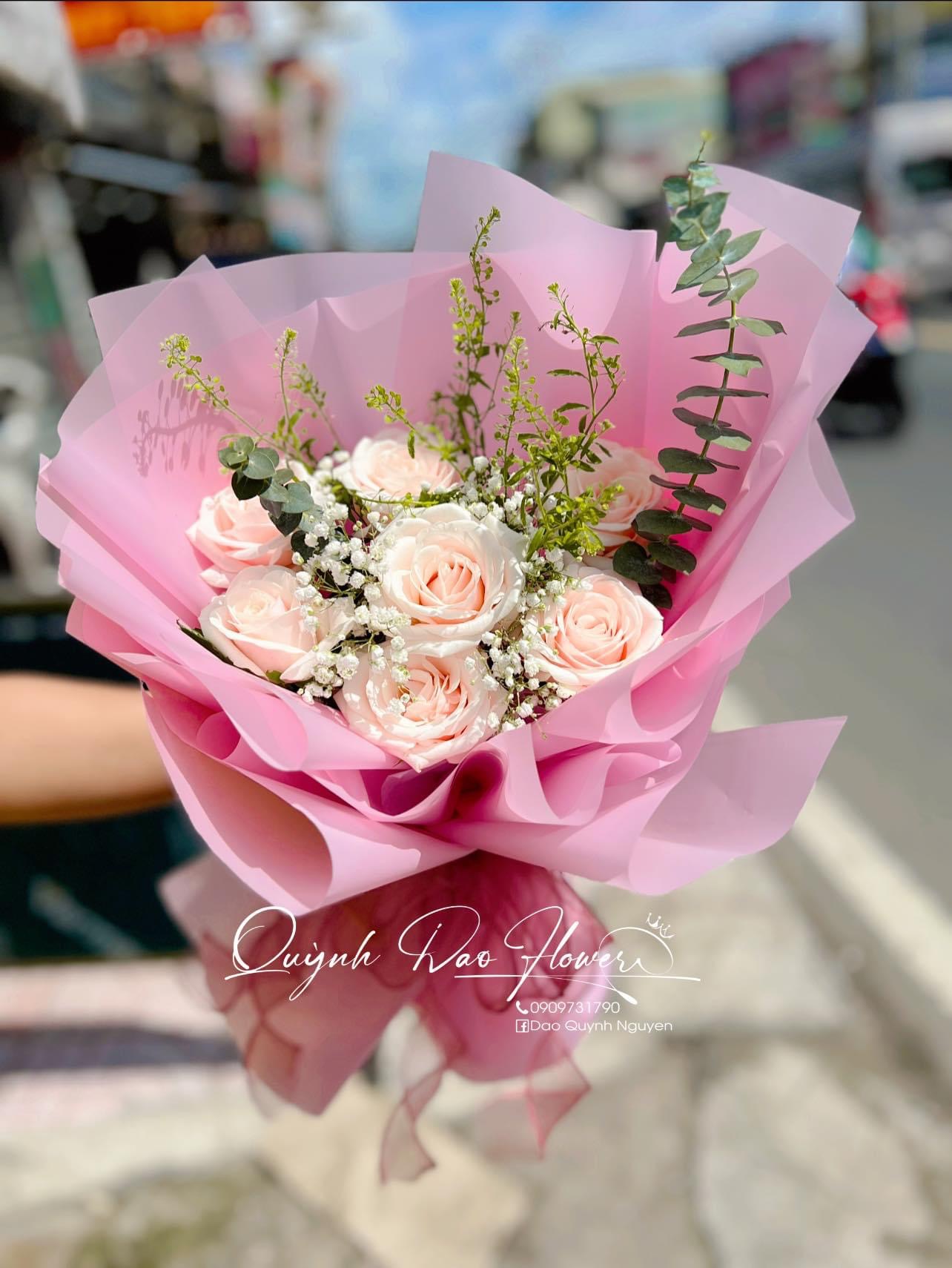 Bó hoa nhỏ xinh màu hồng 