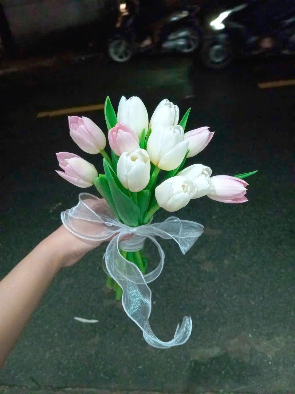 Bó hoa cưới tulip mix trắng hồng
