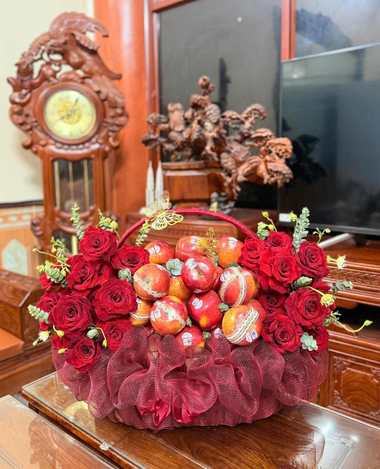 Giỏ hoa táo đỏ
