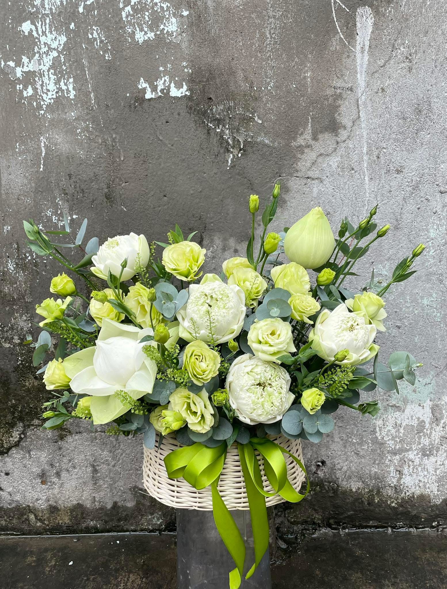 Giỏ hoa sen trắng 