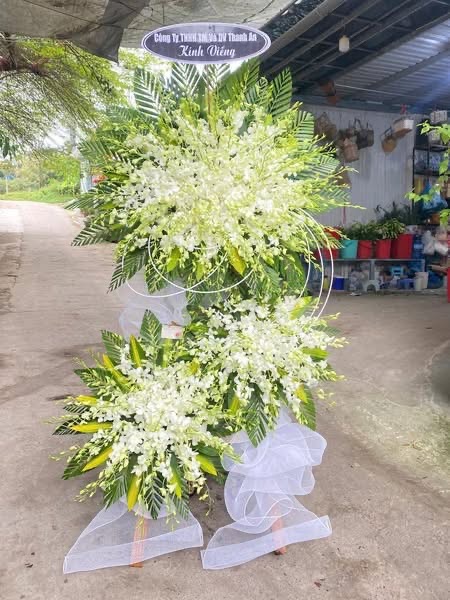 Kệ viếng hoa lan trắng 