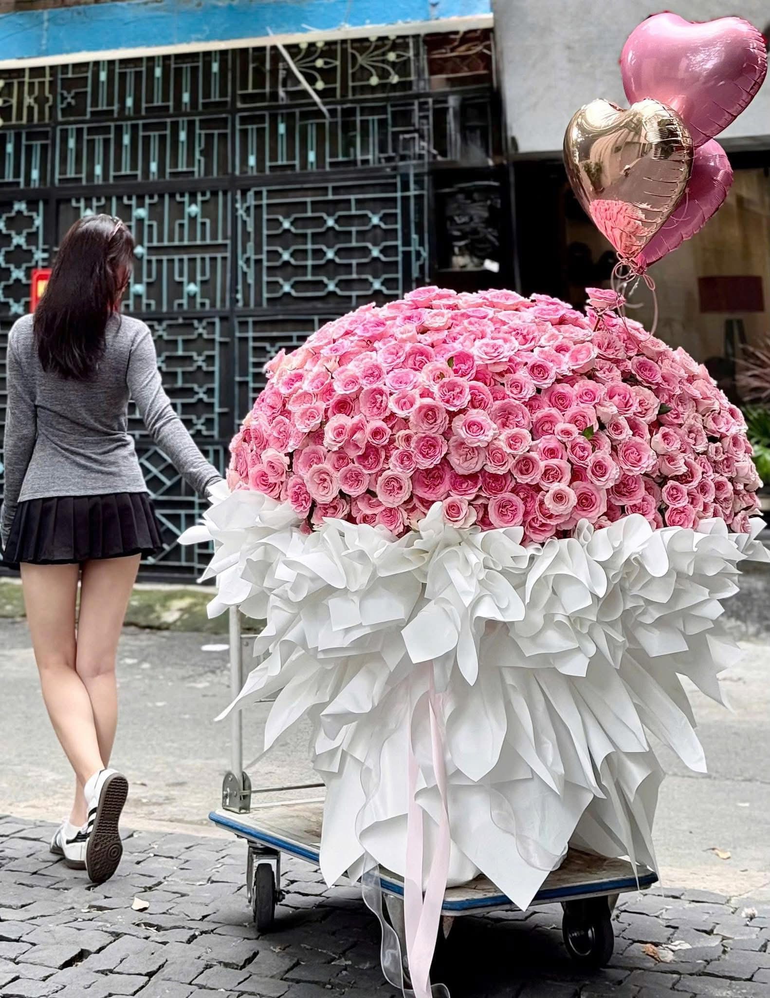Bó hoa hồng công chúa khổng lồ 999 bông