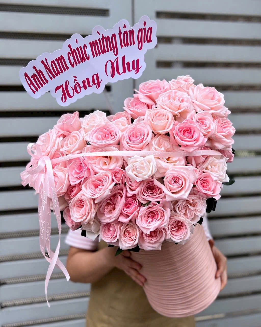Hộp hoa trái tim màu hồng 