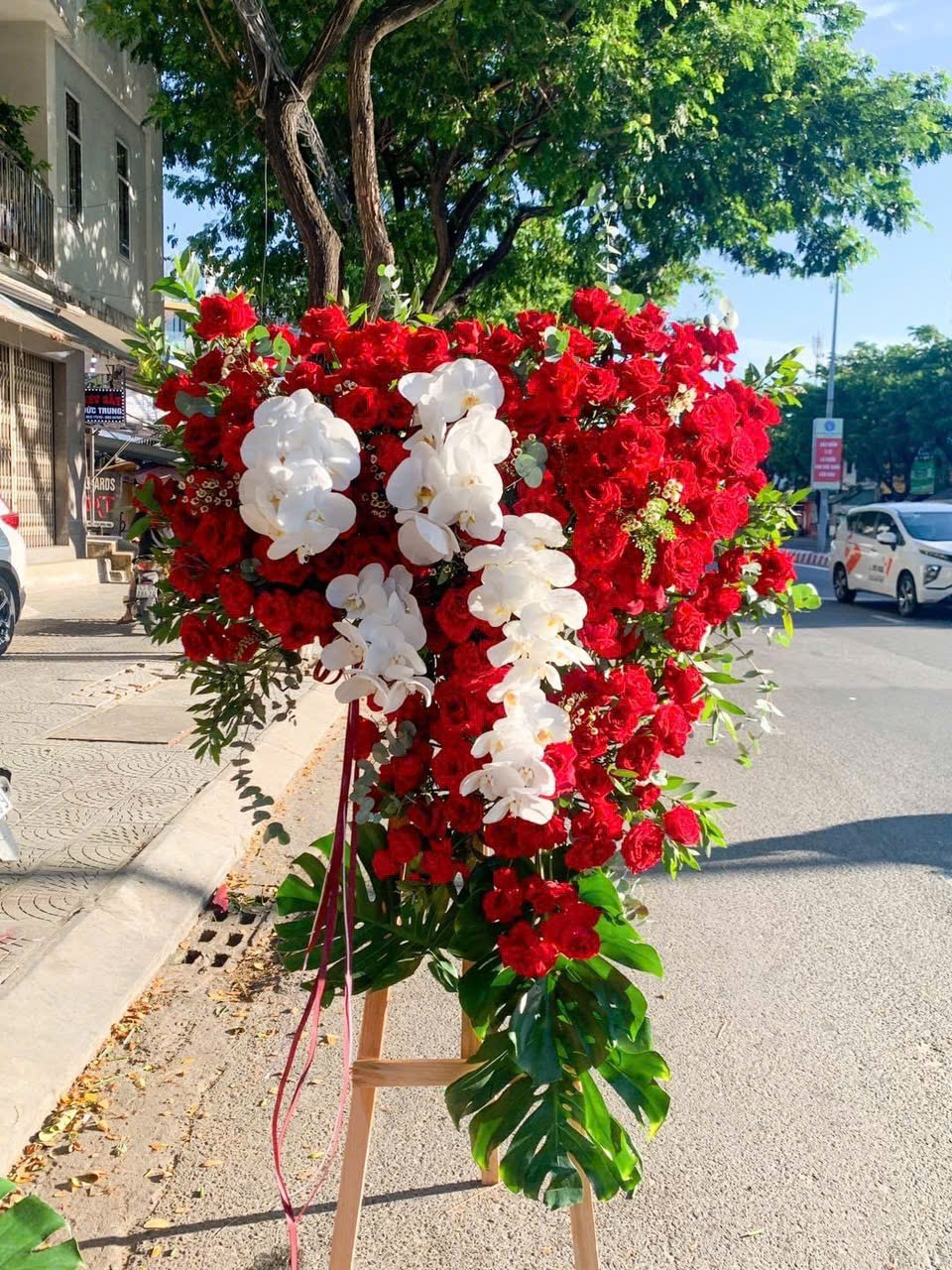 Kệ khai trương đỏ to đẹp mix lan hồ điệp 