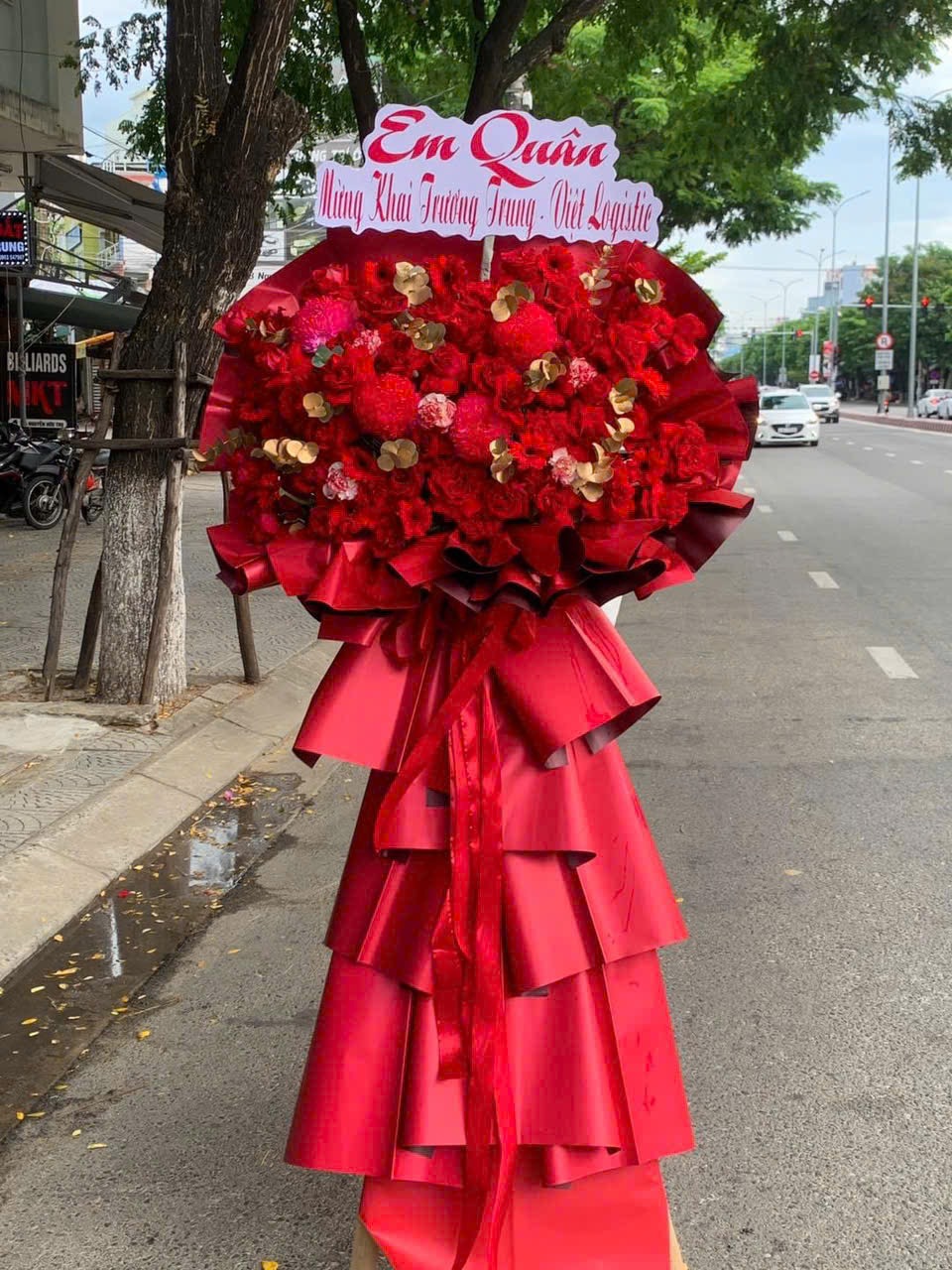 Kệ khai trương đỏ rực 