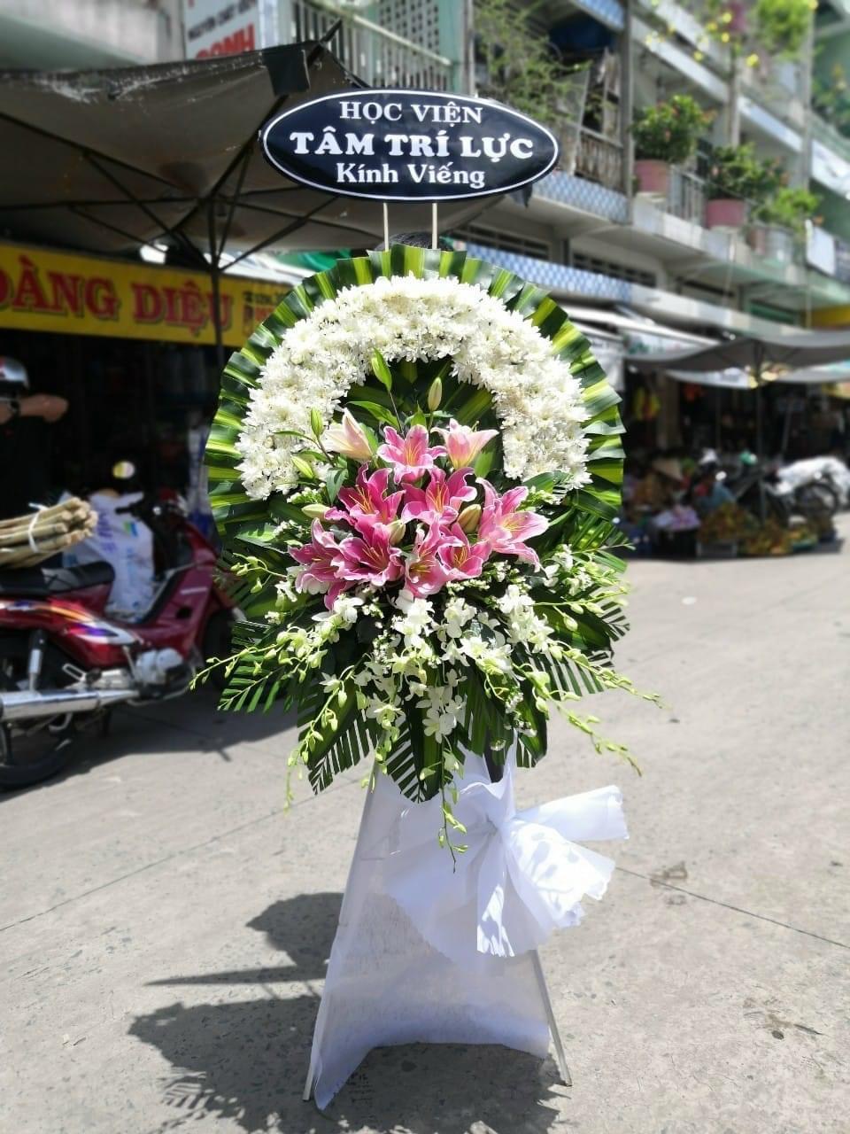 Kệ viếng hoa ly giá rẻ