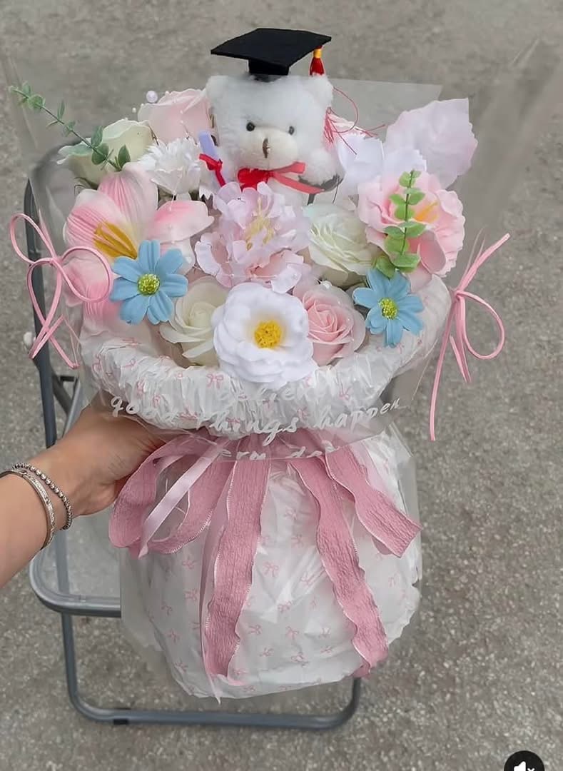 Bó hoa sáp mix tặng tốt nghiệp kèm gấu 