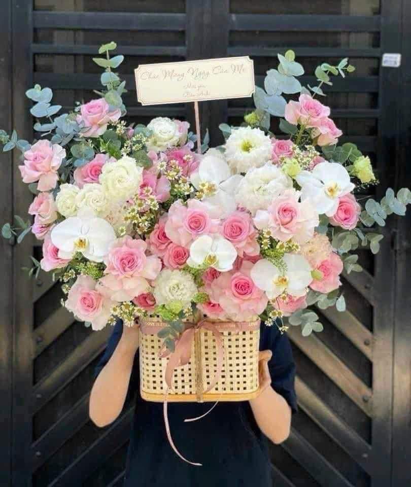 Giỏ hoa hồng mix lan hồ điệp 