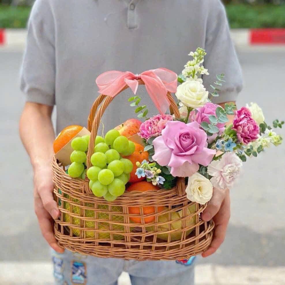 Giỏ trái cây mix hoa nhẹ nhàng 