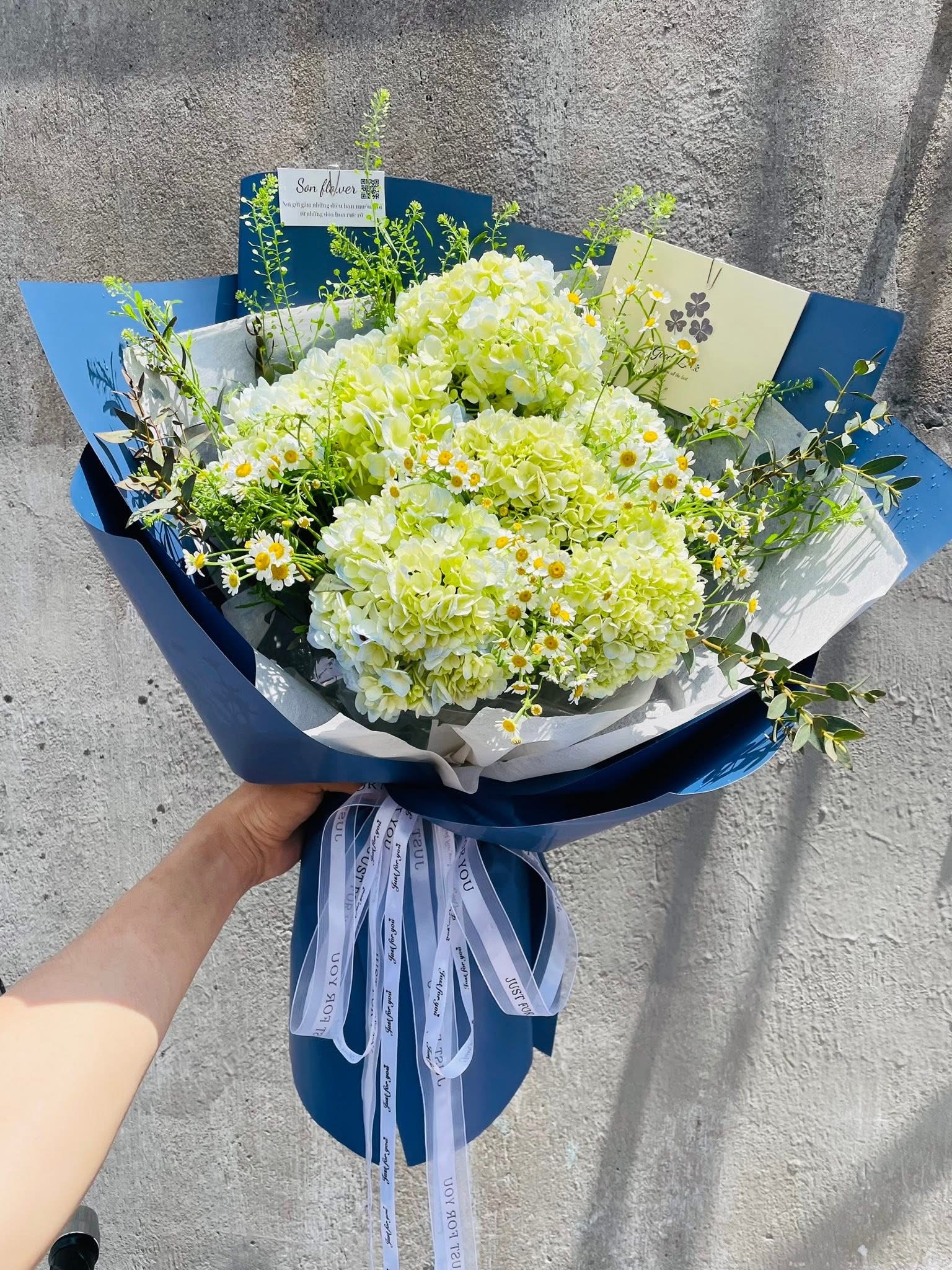 Bó hoa Cẩm Tú cầu gần Dĩ An