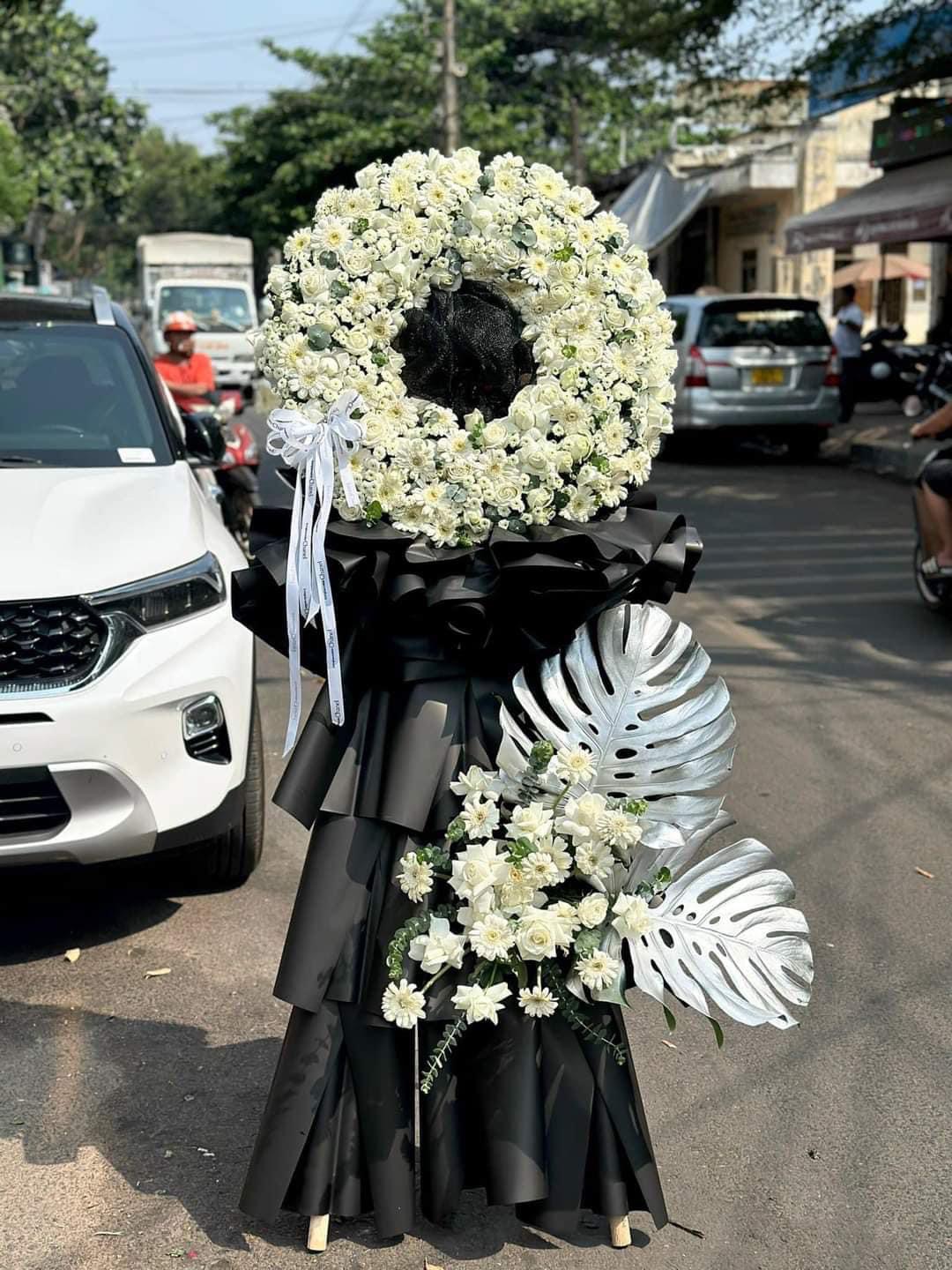 Kế viếng sang trọng đen trắng