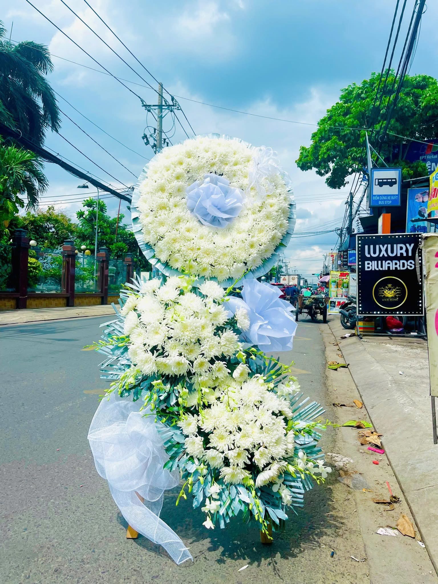Kệ viếng 3 tầng cúc trắng to khổng lồ 