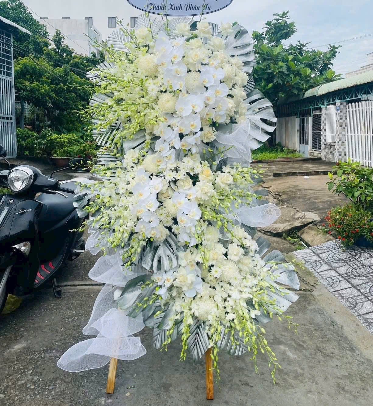 Hoa viếng 3 tầng lan hồ điệp 