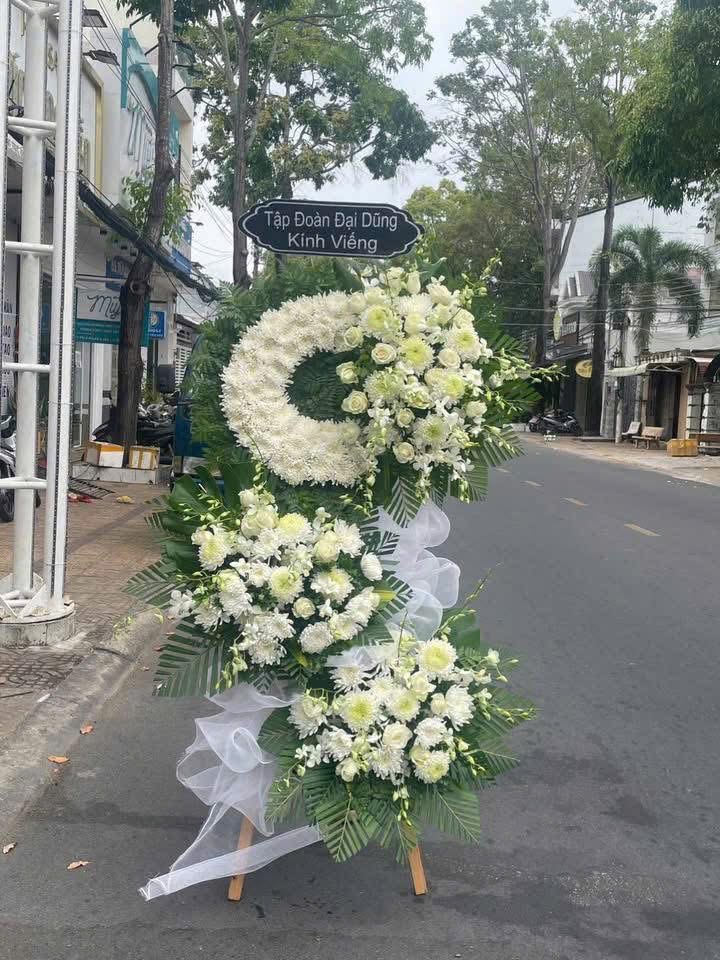 Hoa viếng 3 tầng 
