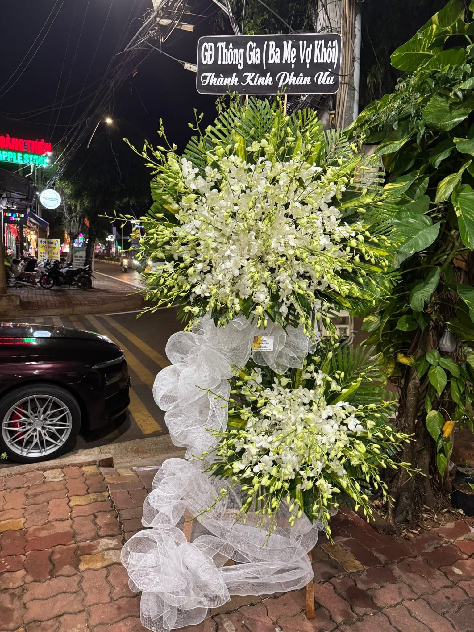 Kệ lan trắng viếng 