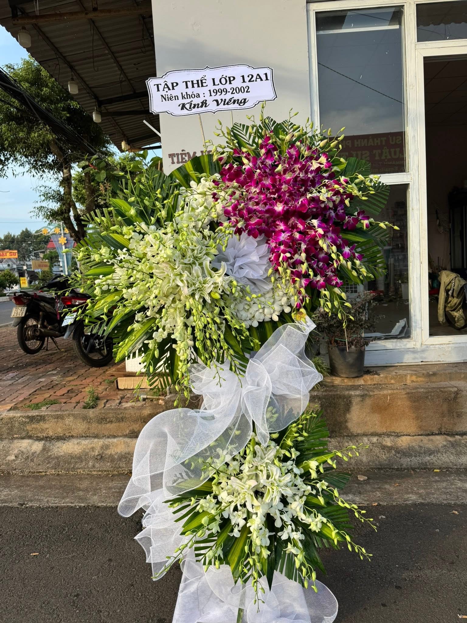 Hoa lan viếng 3 tầng 