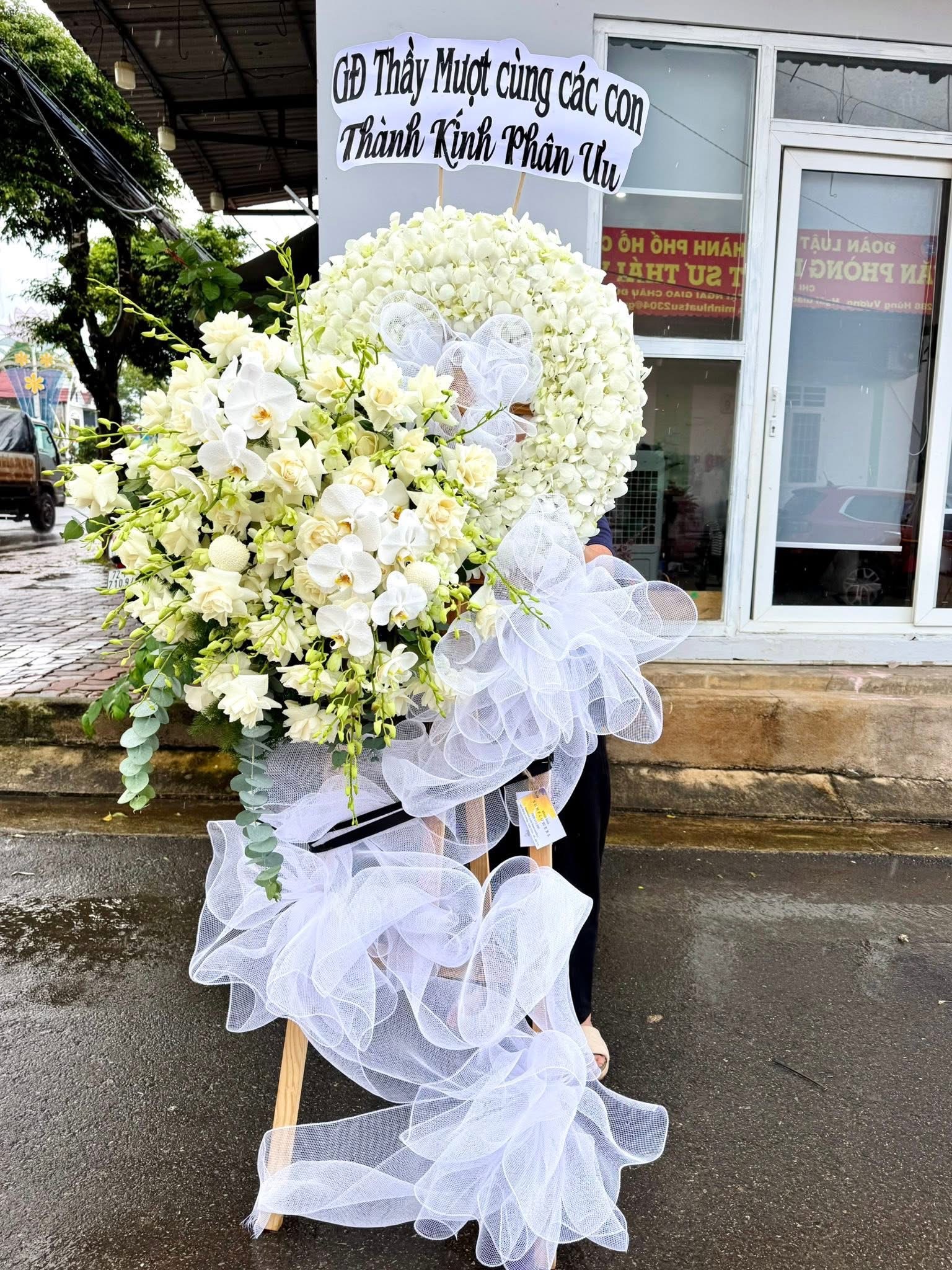 Hoa viếng hiện đại 